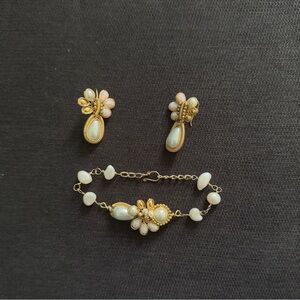 Elegant Gold and Cream Jewelry Set